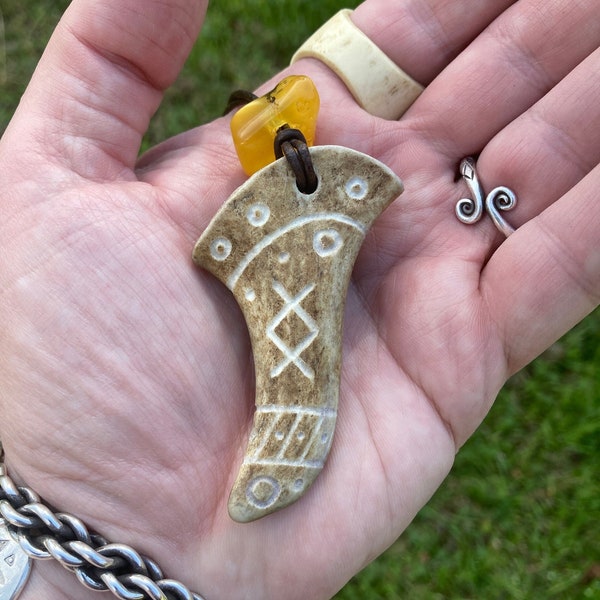 Pendentif viking n° 8 - pendentif bois sculpté à la main, pendentifs vikings, runes, bijoux médiévaux, fertilité, créativité
