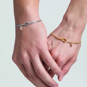 Personalisierte Infinity Liebe Knoten Buchstabe Schlange Armband, 925 Sterling Silber Armband für Frauen, Unisex Minimalist Armband, Geschenk für Paare