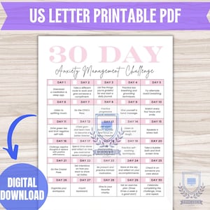 Könnte beinhalten: Ein druckbares PDF mit dem Titel "30 Day Anxiety Management Challenge" mit einem rosa und weißen Design. Das Dokument enthält tägliche Aufgaben zur Bewältigung von Angstzuständen, wie Meditation, Atemübungen und Selbstreflexion. Der Text "Digital Download" ist ebenfalls sichtbar.