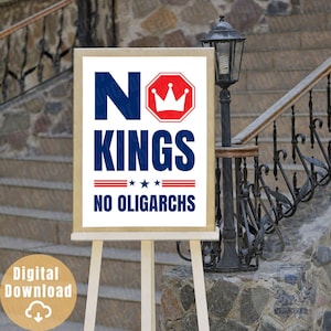 Puede incluir: Un caballete de madera exhibe un letrero con las palabras "NO KINGS NO OLIGARCHS" en texto azul. Un letrero de stop rojo con una corona blanca está encima de la palabra "KINGS". Descarga digital.