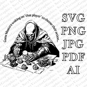 Può includere: Un'illustrazione in bianco e nero di una figura incappucciata con un viso di teschio seduta a un tavolo con dadi e un teschio. Il testo "Game Masters waiting on "that player" to choose their action..." è scritto intorno alla figura. Il testo "SVG PNG JPG PDF AI" è scritto sul lato destro dell'immagine.