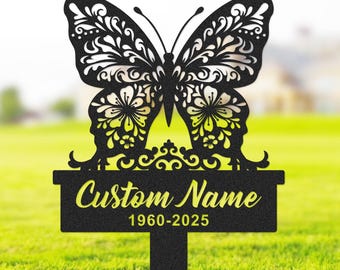 Può includere: Paletto da giardino a forma di farfalla in metallo nero con un cartello che recita "Custom Name 1960-2025".