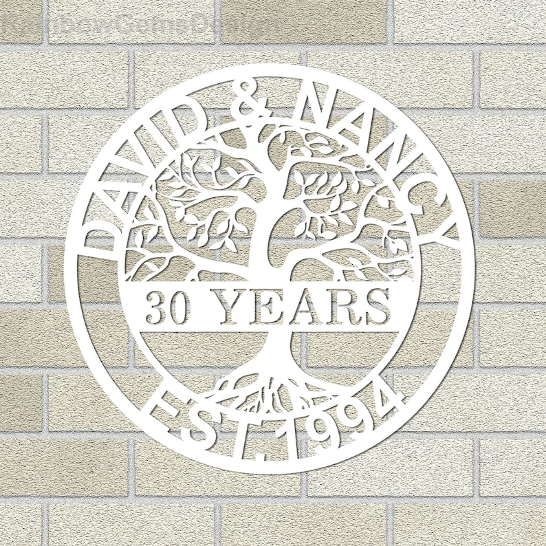 Puede incluir: C&iacute;rculo de madera blanco con un dise&ntilde;o de &aacute;rbol y el texto "David & Nancy 30 Years Est 1994".