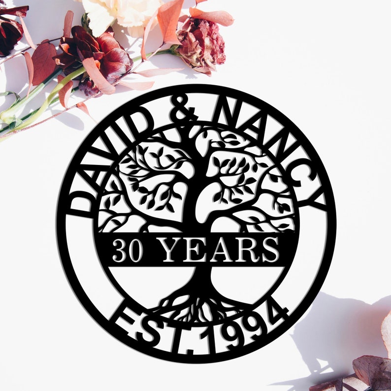 Puede incluir: Dise&ntilde;o de &aacute;rbol de la vida en metal negro con los nombres David & Nancy y el texto "30 Years Est. 1994".