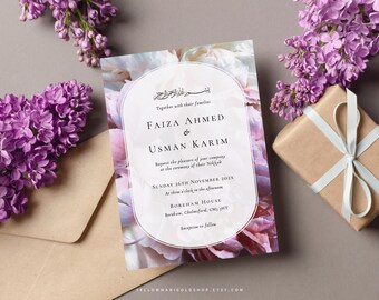 Puede incluir: Una invitación de boda con detalles florales, con los nombres de Faiza Ahmed y Usman Karim. La invitación está rodeada de flores moradas, una caja de regalo y un sobre marrón. El texto incluye la fecha, la hora y el lugar de la ceremonia.