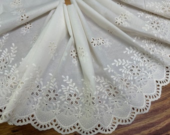 Elfenbein-Stickerei auf elfenbeinfarbenem Hintergrund – Broderie Anglaise Baumwoll-Ösen-Spitzenbesatz – 33 cm breit.