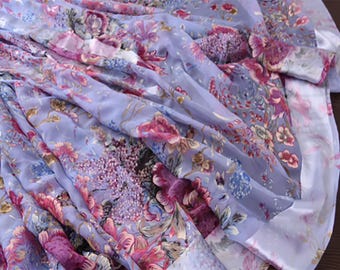 Tecido de chiffon de seda com estampa floral: cetim italiano queimado, fundo azul