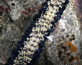 Tonos de azul marino/pespuntes de oro blanco roto y pernos de perlas - Ribete francés - 3 cm de ancho.