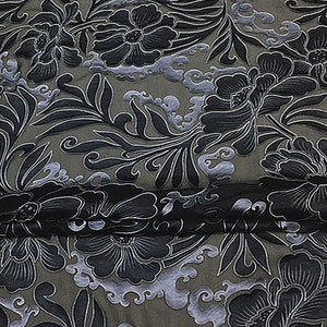 Estampado floral de satén plateado y negro sobre suelo negro Seda italiana quemada 116 cm de ancho. imagen 3