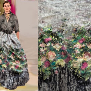 オンブレベージュまたはグレーの背景にマルチカラーのバラの花柄 - イタリア製シルクシフォン - 幅 8 MM、幅 138 cm、2 色。