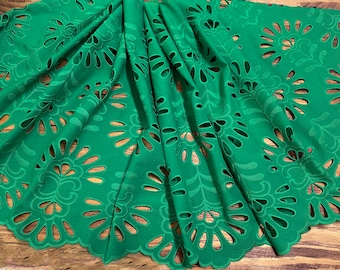 Bordado verde esmeralda sobre gasa de algodón - Broderie Anglaise - 45 cm de ancho.