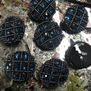 Botões bordados com contas de vidro, feitos à mão, em azul sobre preto, largura de 35 mm.