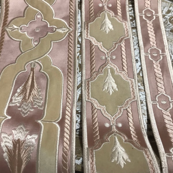 Schattierungen von /Pink/Ivory - Besticktes Samt-Jacquard-Band - In Baumarten und Breite.