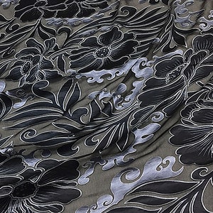Estampado floral de satén plateado y negro sobre suelo negro Seda italiana quemada 116 cm de ancho. imagen 2