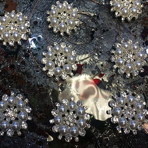 Cristalli di vetro e perle su lega d&#39;argento - Bottoni piatti - Larghezza 28 mm.