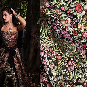 Tejido Jacquard Italiano 3D con motivos florales multicolores sobre fondo negro - 150 cm de ancho.