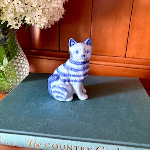 Vintage Porcelain Chinoiserie Striped Tabby Cat Figurine – Blue & White Asian Style Ceramic Collectible 4.75”