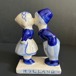 Vintage Delft Blue Kissing Figurines: Hand-Painted Holland Pottery