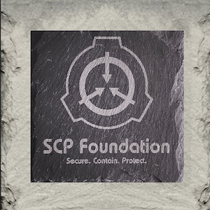 Könnte beinhalten: Schwarzer Schieferuntersetzer mit einem weißen, gravierten Logo der SCP Foundation. Das Logo ist ein Kreis mit drei nach innen zeigenden Pfeilen und dem Text "Sichern. Eindämmen. Schützen."