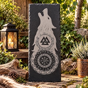 Vikingavargskifferplakett | Vegvisir & Valknut | Nordisk rundekor | Varggravyr på skiffer | Vikingagåva | 12,5 x 30 cm