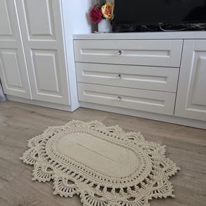 Oval virkad matta med spetskant, handgjord golvmatta i bomullssnöre, mysig sovrums- eller badrumsmatta, stickad matta i specialfärg, boho heminredning