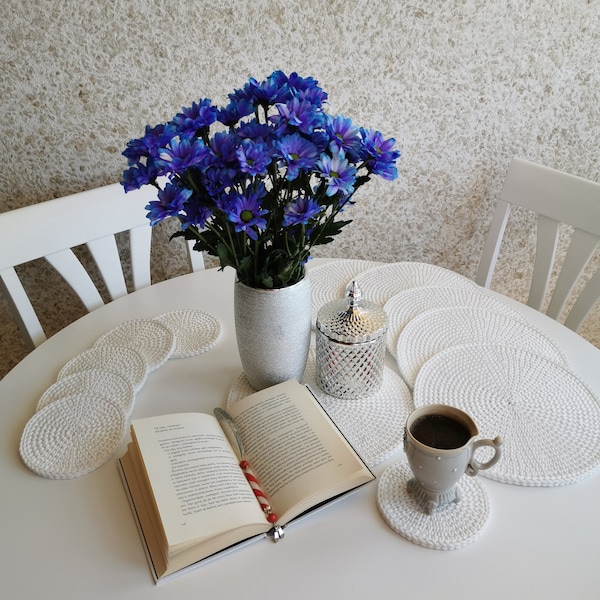 Sets de table circulaires au crochet en blanc / Dessous de verre blancs pour votre maison / Dessous de table au crochet pour la cuisine dans d'autres couleurs