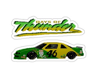 Może przedstawiać: Zielono-żółty samochód wyścigowy z numerem 46 na boku. Samochód znajduje się na białym tle z napisem "Days of Thunder" w zielono-żółtej czcionce nad nim.