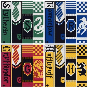 以下が含まれることがあります： カラフルなピクセル化されたスカーフのコレクション。それぞれがホグワーツの寮を表しています。スカーフには、寮の名前、紋章、特徴的な色（スリザリンの緑、レイブンクローの青、グリフィンドールの赤、ハッフルパフの黄色）が表示されています。