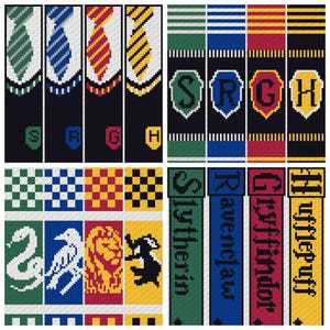 Puede incluir: Un conjunto de marcadores de libros tejidos a mano, inspirados en una popular serie de fantasía. Cada marcador muestra los colores y emblemas de las cuatro casas, incluyendo corbatas, escudos y nombres de las casas. La paleta de colores incluye verde, azul, rojo y amarillo.