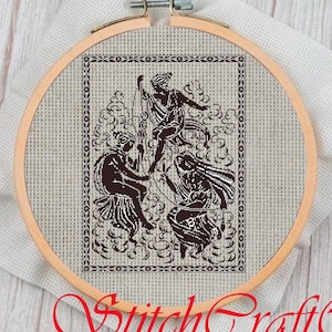 Op de afbeelding: Zwart-witte kruissteekpatroon van drie figuren in een gestileerde setting. De figuren zijn vrouwen, een houdt een staf vast en de anderen houden garen vast. Het patroon is ingelijst in een houten hoepel.