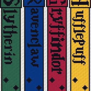 Może przedstawiać: Cztery pionowe panele z nazwami domów Hogwartu: Slytherin (zielony), Ravenclaw (niebieski), Gryffindor (czerwony) i Hufflepuff (żółty). Każdy panel ma czarną obwódkę i pikselowy wzór.