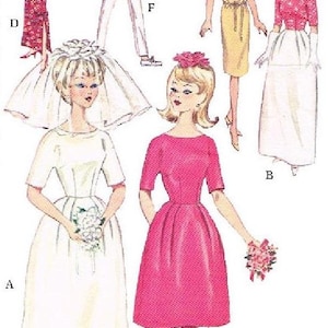 Puede incluir: Ilustración de seis muñecas de moda vintage con diferentes atuendos. Las muñecas están representadas con un vestido de novia, un vestido rosa, un vestido amarillo, un vestido rojo floral, una camiseta a rayas con pantalones blancos y una camiseta rosa con una falda blanca.