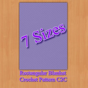 Könnte beinhalten: Ein rechteckiges Häkeldeckenmuster in Lilatönen, mit dem Text "7 Sizes" und "Rectangular Blanket Crochet Pattern C2C" in passender lila Schrift. Der Hintergrund ist eine strukturierte, hellviolette Farbe.