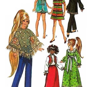 Può includere: Modello di moda per bambole vintage con sei outfit diversi. Gli outfit includono un poncho verde con pantaloni blu, un vestito verde con finiture bianche e un top nero con pantaloni neri. La dimensione della bambola è di 44,5 cm.