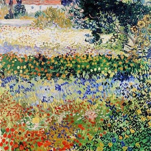 Op de afbeelding: Een impressionistisch schilderij van een tuinscène. Het kunstwerk toont een levendige reeks bloemen in tinten rood, geel, blauw en groen. Op de achtergrond is een wit gebouw met een rood dak te zien, onder een blauwe lucht. Bomen en bladeren omlijsten de scène.