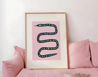 Impressão artística divertida de cobra, decoração rosa estilo preppy para quarto, arte de parede maximalista inspirada na dopamina, pôster de animal peculiar (download digital)