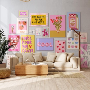 Op de afbeelding: Een woonkamer met een witte bank en een salontafel. De muren zijn versierd met kleurrijke posters met zinnen als "Doe wat je leuk vindt", "De coolste mensen wonen hier", "Meer liefde alsjeblieft" en "Cool".