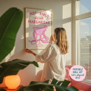 ホットな女の子がマルガリータを飲むアートプリント、マルガリータの壁アート、カクテルプリント、バーカートの装飾、ハッピーアワーの壁アート、ガーリーなポスターの装飾、トレンディなアート