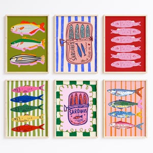 Puede incluir: Seis impresiones artísticas enmarcadas con ilustraciones de peces coloridos. Las impresiones muestran varios diseños de peces, incluyendo sardinas enlatadas y peces individuales con colores vibrantes. Los fondos incluyen rayas y colores sólidos, creando una estética lúdica y artística.