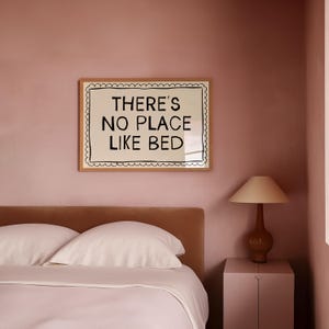 Lámina decorativa "No hay lugar como la cama", decoración moderna para la pared del dormitorio, láminas para encima de la cama, lámina manuscrita, arte con frases para el dormitorio (descarga digital).