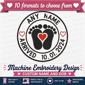 Puede incluir: Un diseño de bordado a máquina circular con huellas de pies de bebé en negro y un corazón rojo en el centro. El texto dice ANY NAME, ARRIVED y 10.01.2024, con dos corazones rojos pequeños a los lados. Diseño blanco con borde negro.