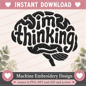 Puede incluir: Un diseño de bordado a máquina negro que presenta el texto I'm thinking con la forma del contorno de un cerebro humano. Las letras están representadas en una fuente audaz y estilizada con una apariencia texturizada y cosida.