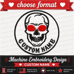 Può includere: Un disegno circolare per ricamo a macchina raffigurante un teschio bianco con contorni neri e orbite rosso vivo. Il testo CUSTOM NAME è ricamato in nero con un carattere gotico lungo la curva inferiore del cerchio su sfondo bianco.