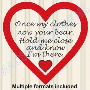 Może przedstawiać: Czerwone haftowane serce z napisem "Once my clothes now your bear. Hold me close and know I'm there." Mniejsze czerwone serce znajduje się wewnątrz większego. Słowa "Multiple formats included" znajdują się na dole.