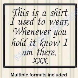 Peut inclure: Impression encadrée avec un fond crème et du texte noir. Le texte dit : « Ceci est une chemise que je portais, chaque fois que vous la tenez, sachez que je suis là. XXX. » Le bas du cadre indique « Plusieurs formats inclus ».