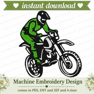 Può includere: Un disegno per ricamo a macchina che presenta un'illustrazione stilizzata di un pilota di motocross con casco e attrezzatura verde, in sella a una moto da cross nera e bianca. Il disegno include il testo instant download e Machine Embroidery Design.