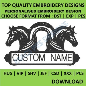 Op de afbeelding: Een zwart-wit borduurontwerp met twee paarden met hun hoofden naar rechts gericht, die een hoefijzer flankeren. Het ontwerp bevat de tekst "CUSTOM NAME" in een banner onder de paarden. De tekst "TOP QUALITY EMBROIDERY DESIGNS" staat bovenaan de afbeelding. De tekst "PERSONALISED EMBROIDERY DESIGN" staat onder de eerste regel tekst. De tekst "CHOOSE FORMAT FROM: DST | EXP | PES" staat onder de tweede regel tekst. De tekst "HUS | VIP | SHV | JEF | CSD | XXX | PCS" staat onderaan de afbeelding. De tekst "DOWNLOAD" staat onder de derde regel tekst.