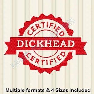 Op de afbeelding: Rood en wit geborduurd ontwerp met de woorden "CERTIFIED DICKHEAD" in een cirkelvormig en bannerformaat. Het ontwerp bevat ook de tekst "Multiple formats & 4 Sizes included" aan de onderkant.