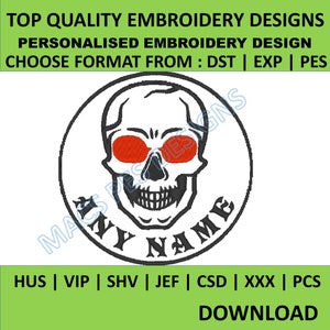 Op de afbeelding: Zwart-wit borduurontwerp van een schedel met een rode zonnebril en de tekst "ANY NAME" in een cirkel. Het ontwerp is voor borduurmachines en kan worden gedownload in de formaten DST, EXP of PES.