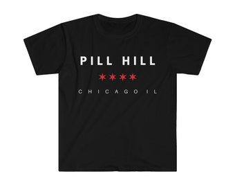 Könnte beinhalten: Schwarzes T-Shirt mit weißem Text, der "Pill Hill" und "Chicago IL" lautet. Zwischen den Wörtern befinden sich vier rote Sterne.